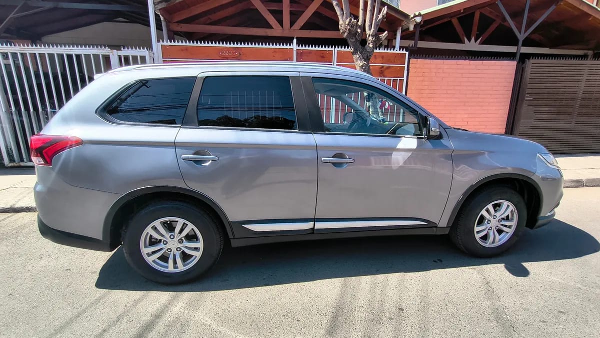MITSUBISHI OUTLANDER 2.0 Mt 4x2 año 2020
