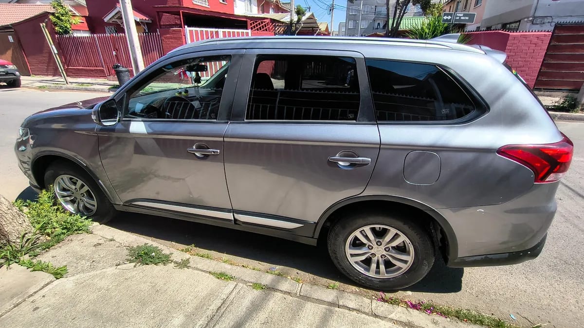 MITSUBISHI OUTLANDER 2.0 Mt 4x2 año 2020