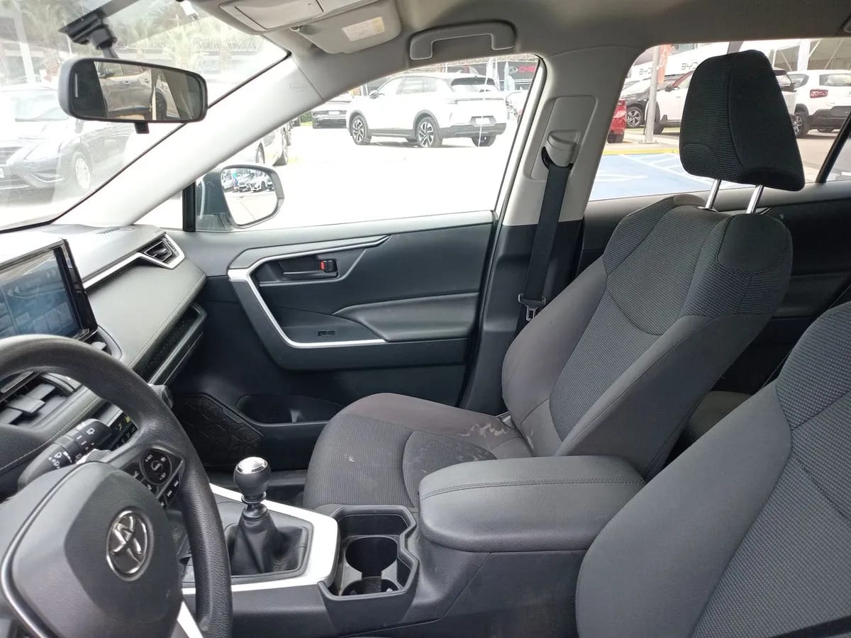 Toyota Rav 4 2.0 Le 4x4 Mt 5p año 2022