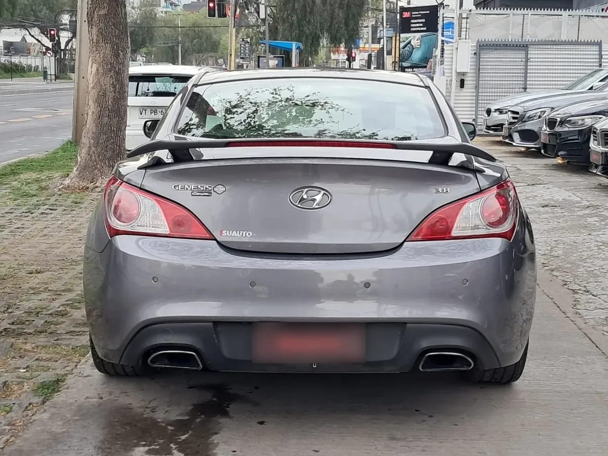 HYUNDAI GENESIS 3.8 Coupea19 At año 2010
