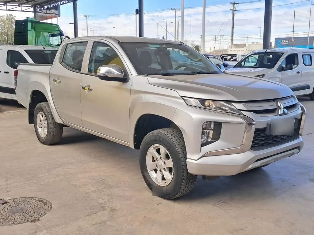 Mitsubishi L200 Katana Cr 2.4 4x2 Mt año 2020