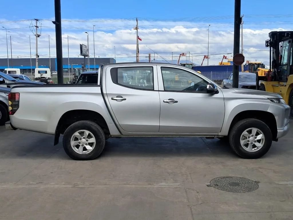 Mitsubishi L200 Katana Cr 2.4 4x2 Mt año 2020