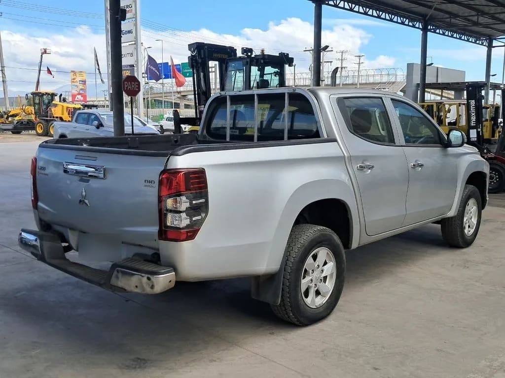 Mitsubishi L200 Katana Cr 2.4 4x2 Mt año 2020