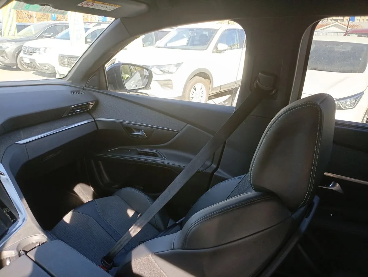 Peugeot 5008 1.5 Allure Pack Bluehdi 130 4x2 Eat8 5p año 2024