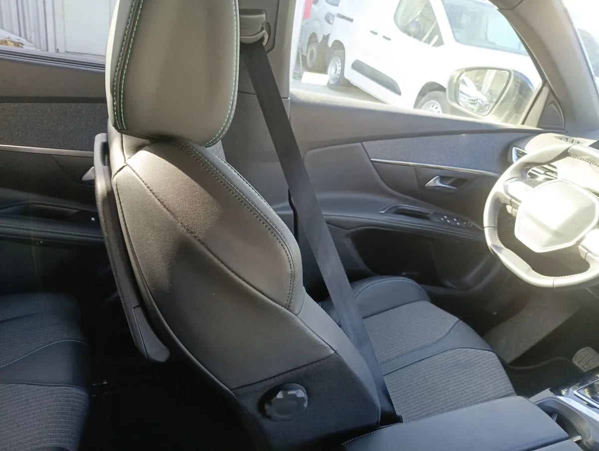 Peugeot 5008 1.5 Allure Pack Bluehdi 130 4x2 Eat8 5p año 2024