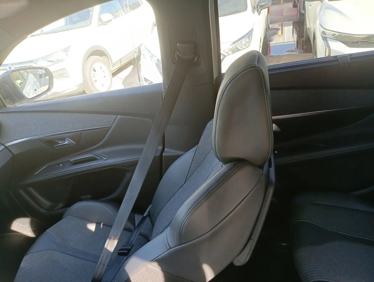 Peugeot 5008 1.5 Allure Pack Bluehdi 130 4x2 Eat8 5p año 2024