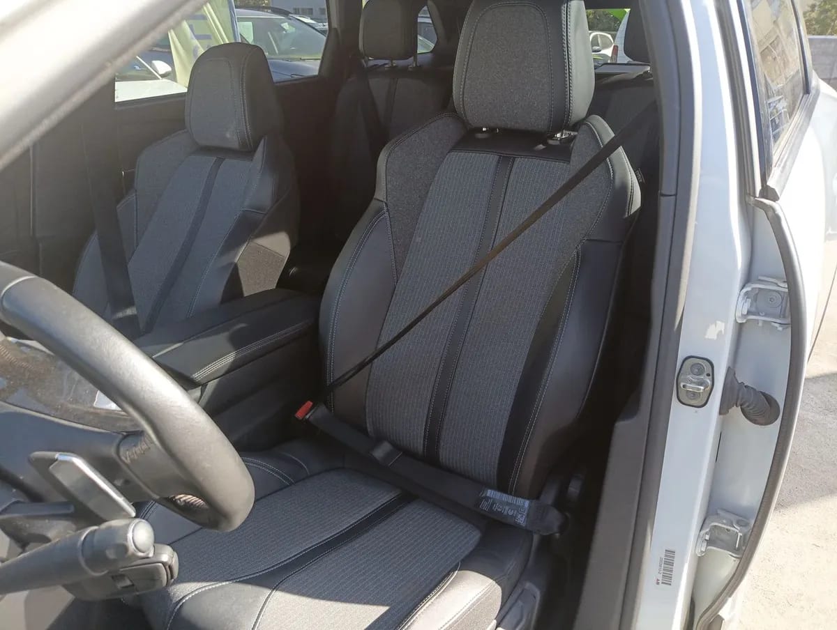 Peugeot 5008 1.5 Allure Pack Bluehdi 130 4x2 Eat8 5p año 2024