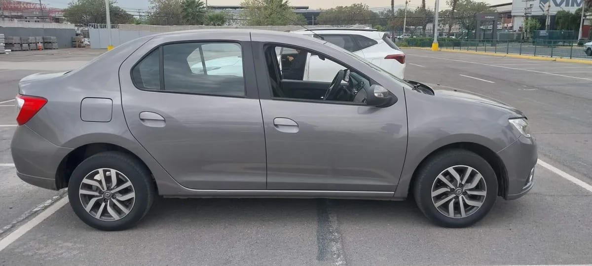Renault Symbol 1.6 Intens Tech 4x2 Mt 4p año 2021