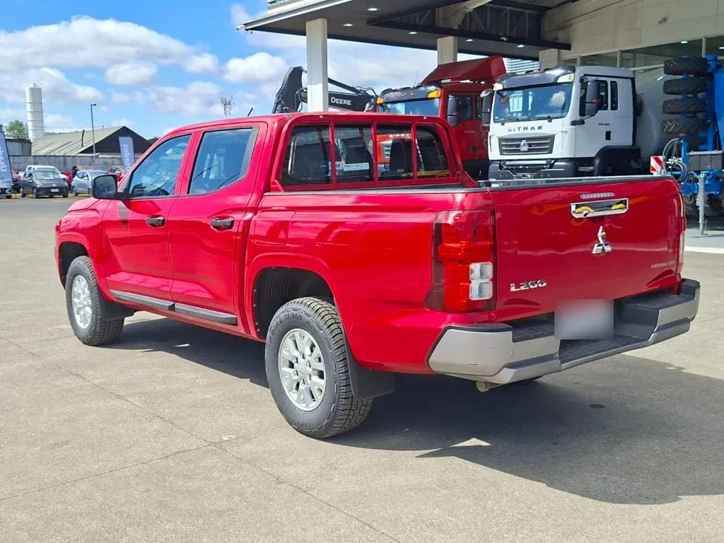 Mitsubishi L200 Katana D/c 2.4 Tdi Mt Xrt 4x4 año 2024