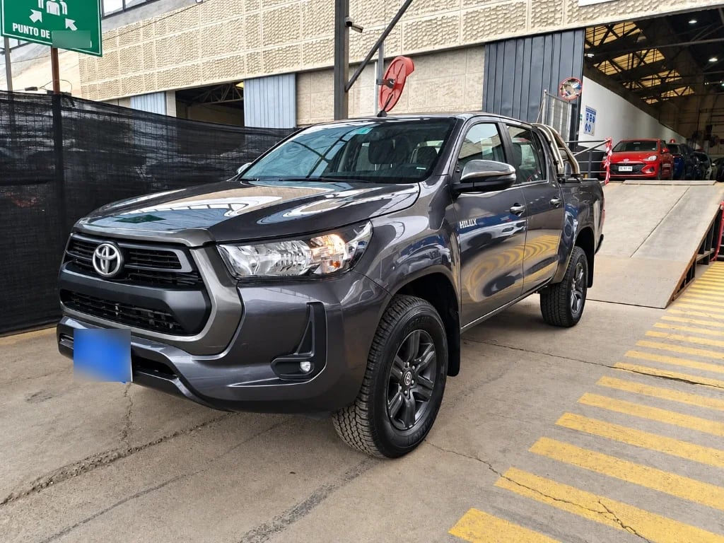 Toyota Hilux 2.4 Sr Diesel 4x2 Dob. Cab. Mt 4p año 2024