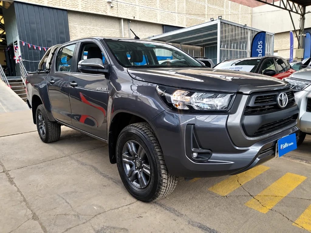 Toyota Hilux 2.4 Sr Diesel 4x2 Dob. Cab. Mt 4p año 2024