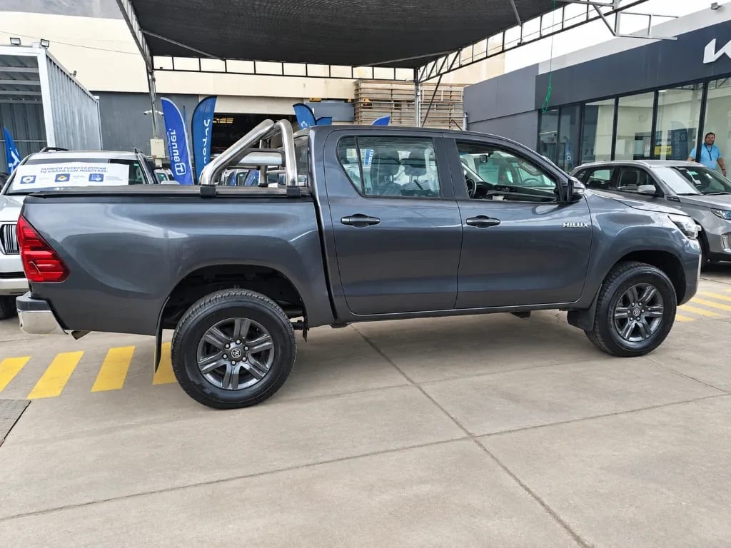 Toyota Hilux 2.4 Sr Diesel 4x2 Dob. Cab. Mt 4p año 2024