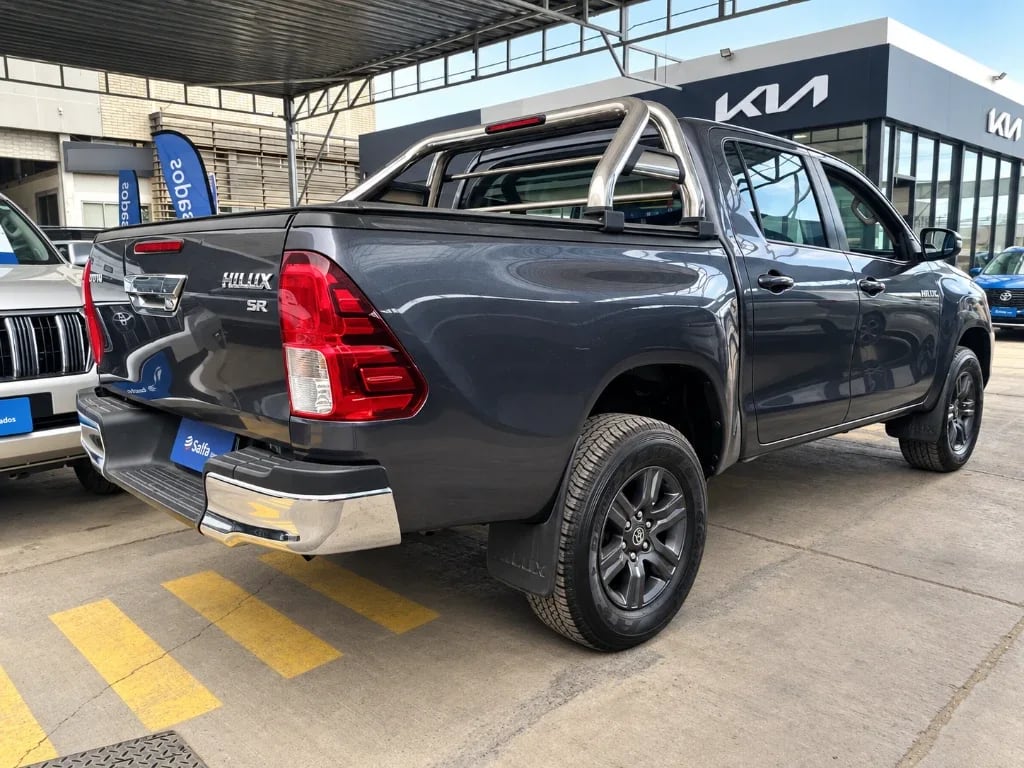 Toyota Hilux 2.4 Sr Diesel 4x2 Dob. Cab. Mt 4p año 2024