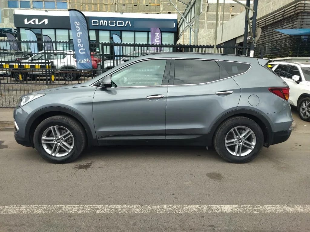 Hyundai Santa Fe 2.4 4x2 Mt 5p año 2017