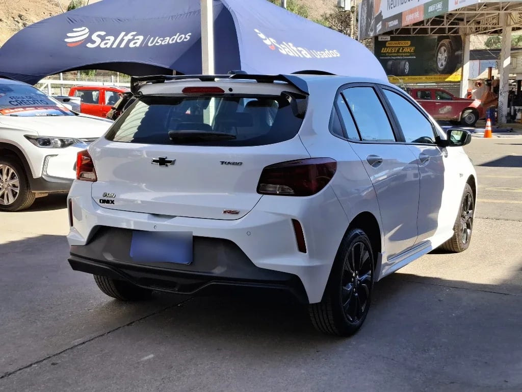 Chevrolet Onix 1.0t Rs R 4x2 Hb Mt 5p año 2024