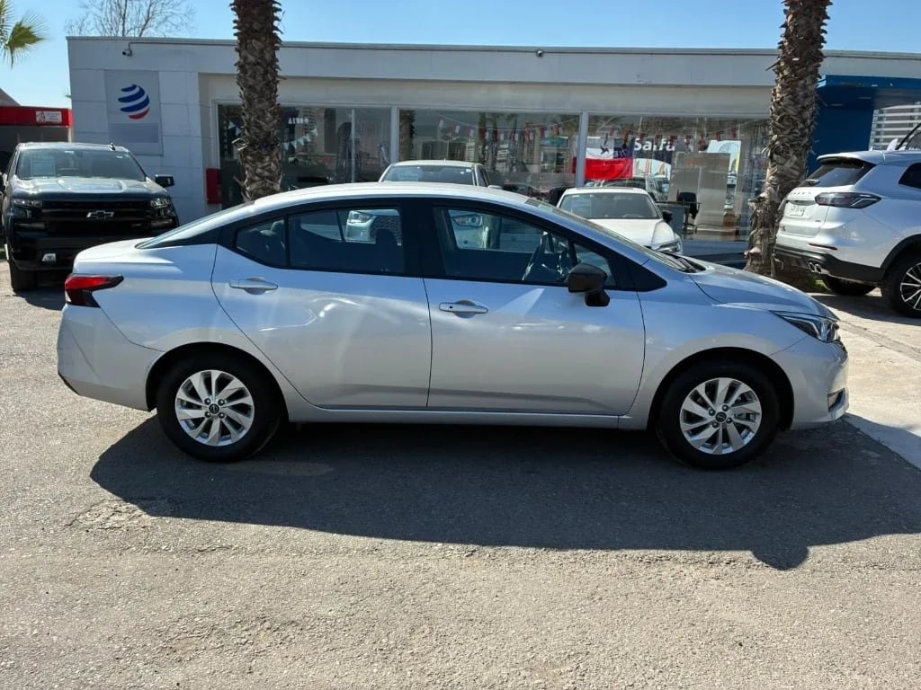 Nissan Versa 1.6 Sense 4x2 Mt 4p año 2025
