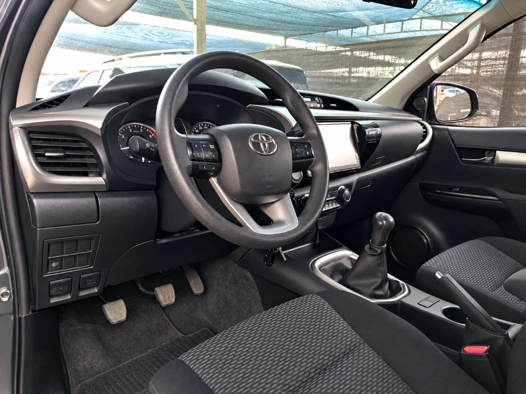 Toyota Hilux 2.4 Sr Diesel 4x2 Dob. Cab. Mt 4p año 2024