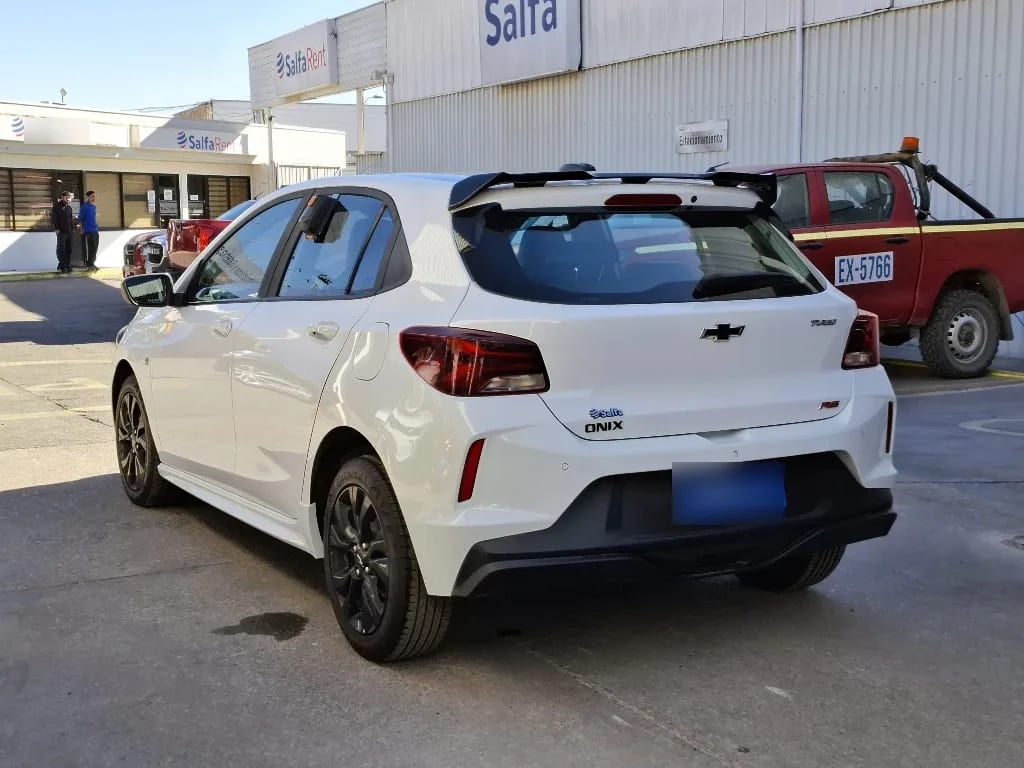 Chevrolet Onix 1.0t Rs R 4x2 Hb Mt 5p año 2024