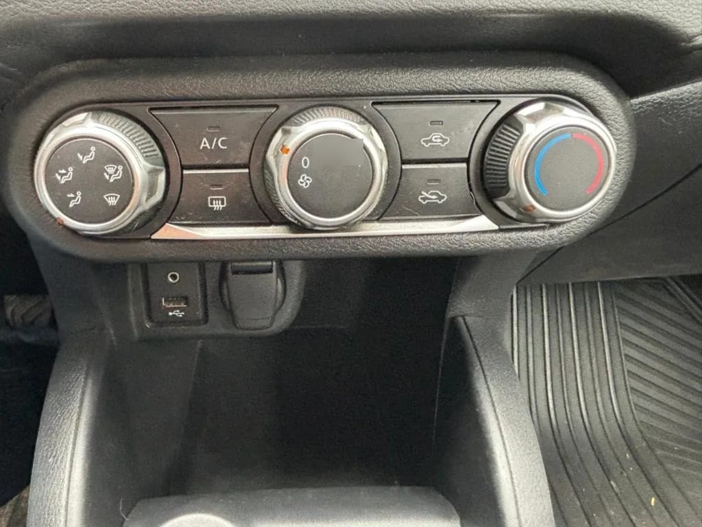 Nissan Versa 1.6 Sense 4x2 Mt 4p año 2023