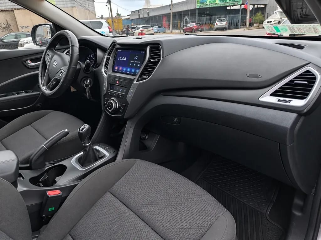 Hyundai Santa Fe 2.4 4x2 Mt 5p año 2017