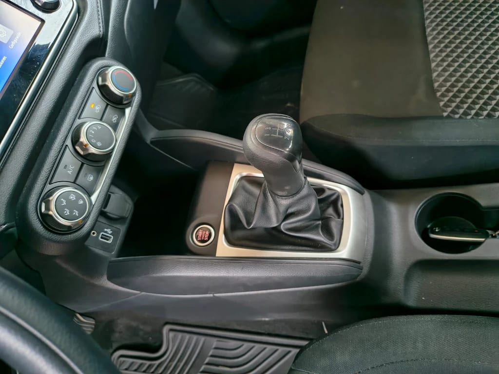 Nissan Versa 1.6 Sense 4x2 Mt 4p año 2025