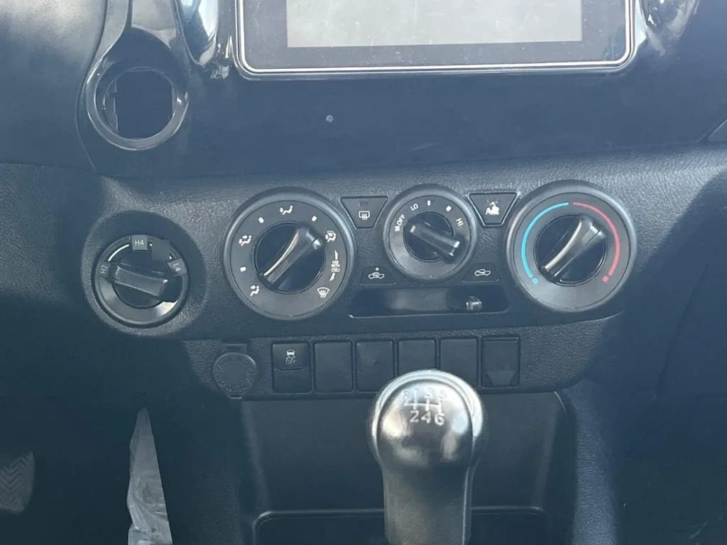 Toyota Hilux Dc 4x4 2.4 D Dx Mt año 2023