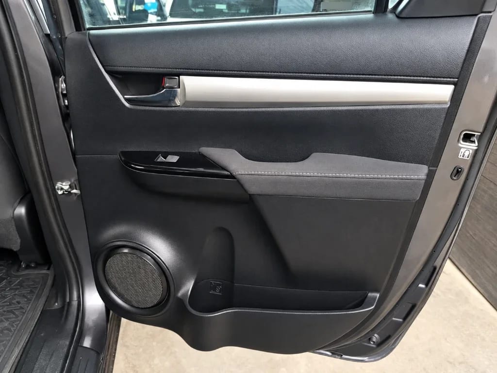 Toyota Hilux 2.4 Sr Diesel 4x2 Dob. Cab. Mt 4p año 2024