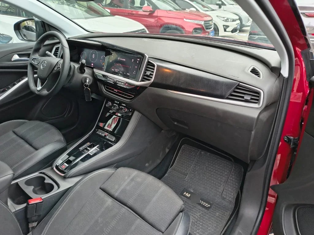 Opel Grandland 1.2t Gs Line 4x2 At 5p año 2025