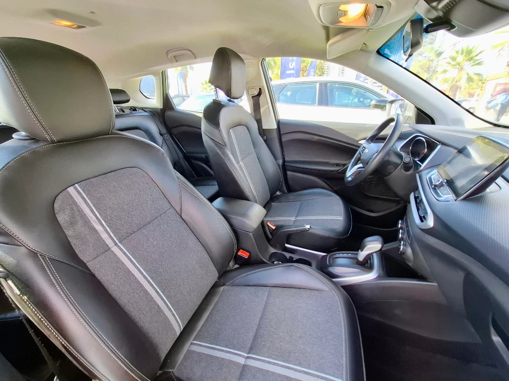 Chevrolet Tracker 1.2t Ltz R 4x2 At 5p año 2025