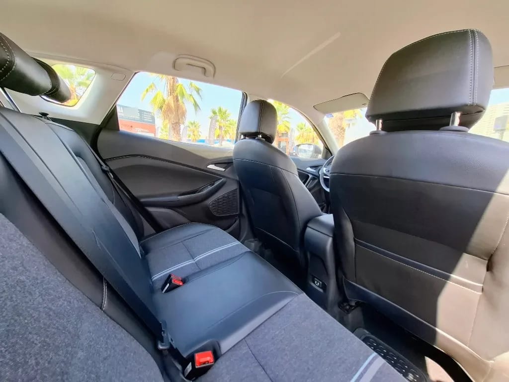 Chevrolet Tracker 1.2t Ltz R 4x2 At 5p año 2025