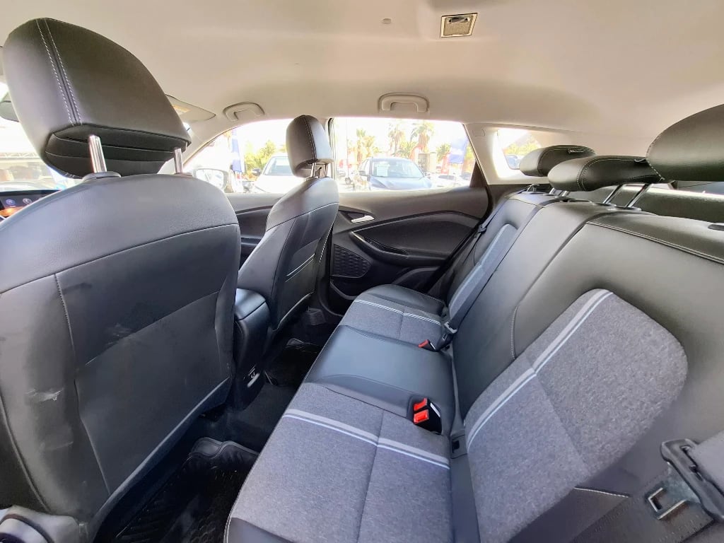 Chevrolet Tracker 1.2t Ltz R 4x2 At 5p año 2025