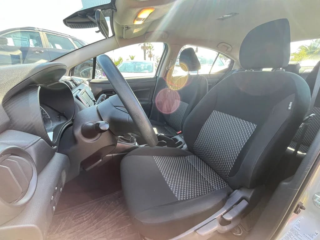 Nissan Versa 1.6 Sense 4x2 Mt 4p año 2025