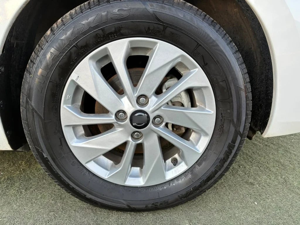 Nissan Versa 1.6 Sense 4x2 Mt 4p año 2025