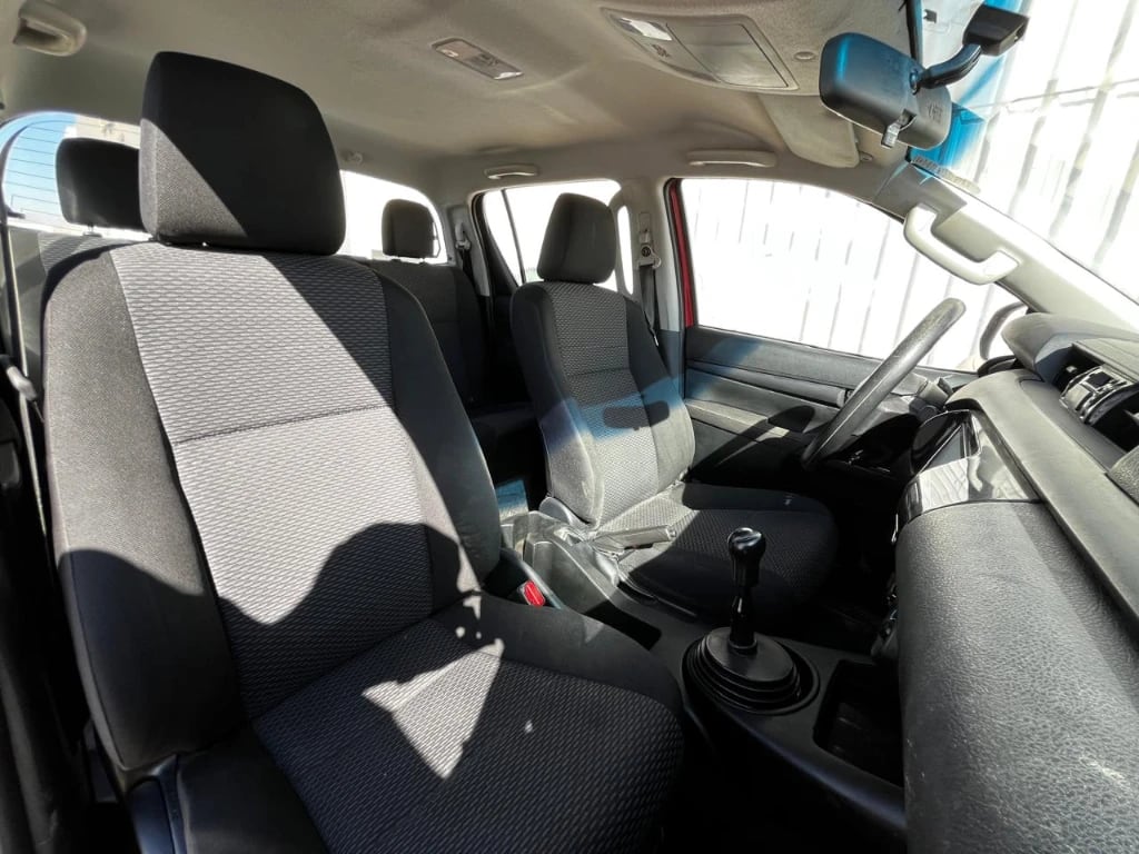 Toyota Hilux Dc 4x4 2.4 D Dx Mt año 2023