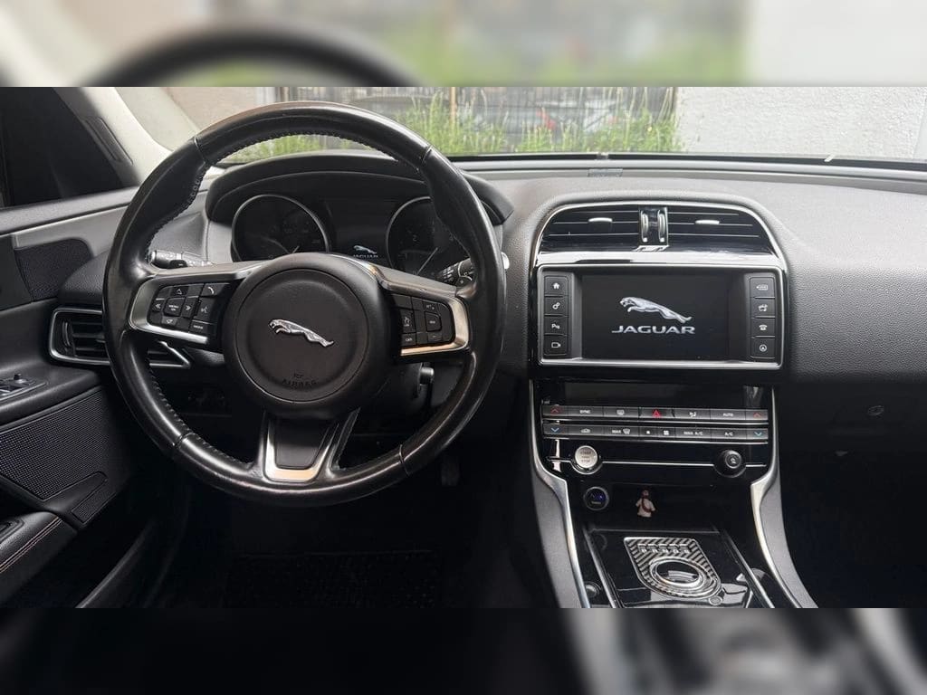 Jaguar Xe 2.0 D Prestige 4x2 At año 2019