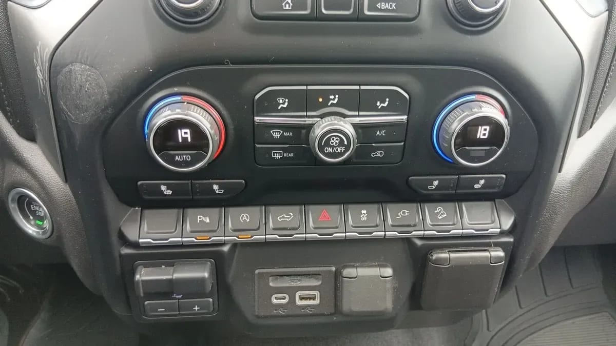 Chevrolet Silverado 5.3 Lt Trailboss Z71 4x4 At 4p año 2021