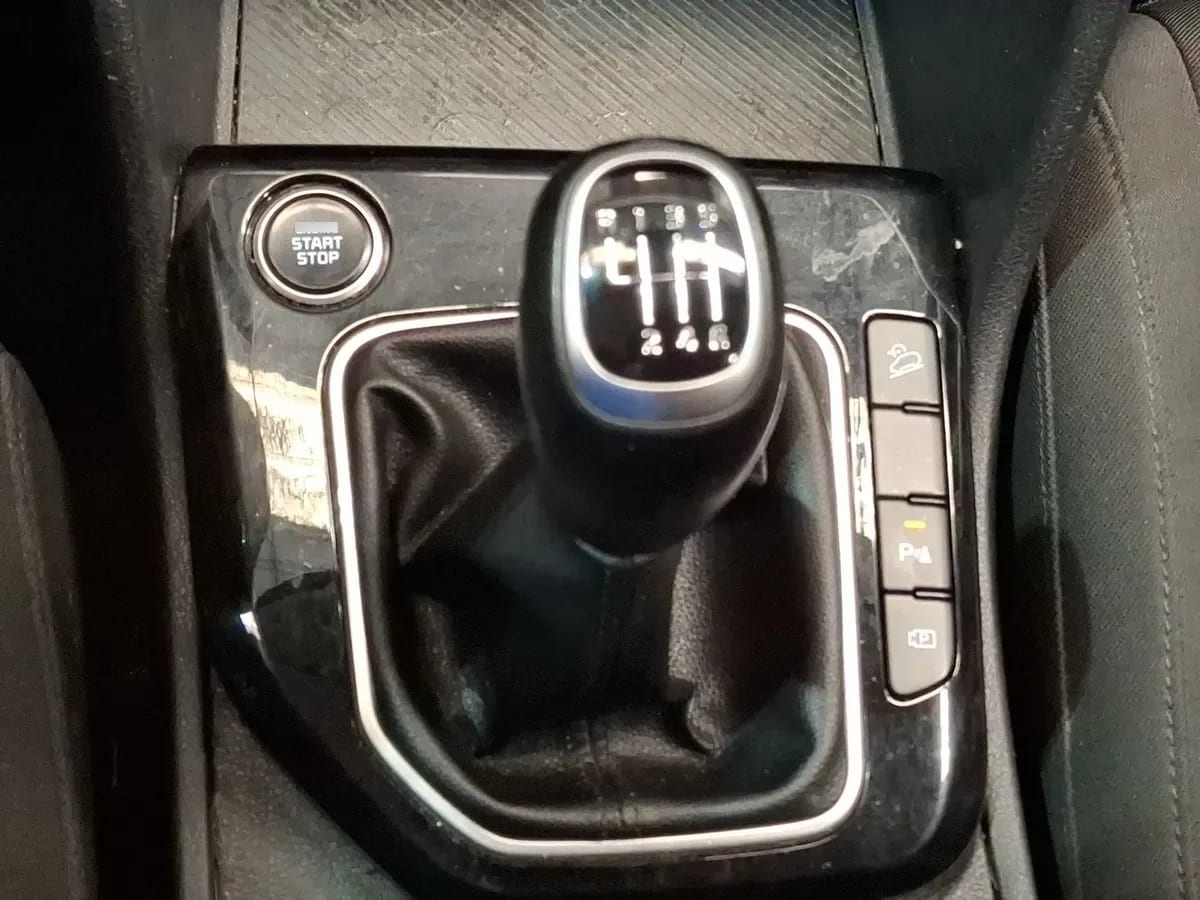 Kia Sportage 2.0 Ex Benc 2wd 6mt 5p año 2023