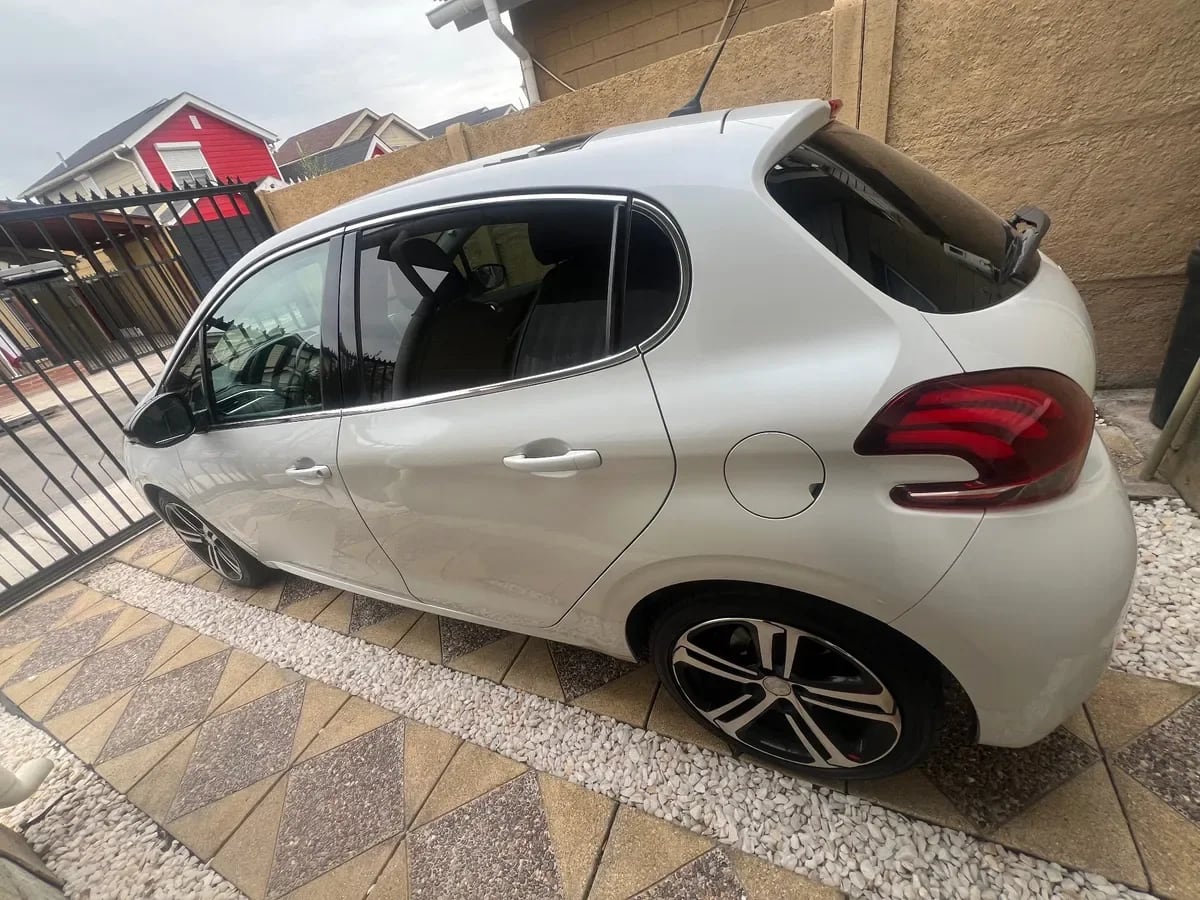 Peugeot 208 1.2 Active Pack Puretech 110 Hp E6 At año 2017
