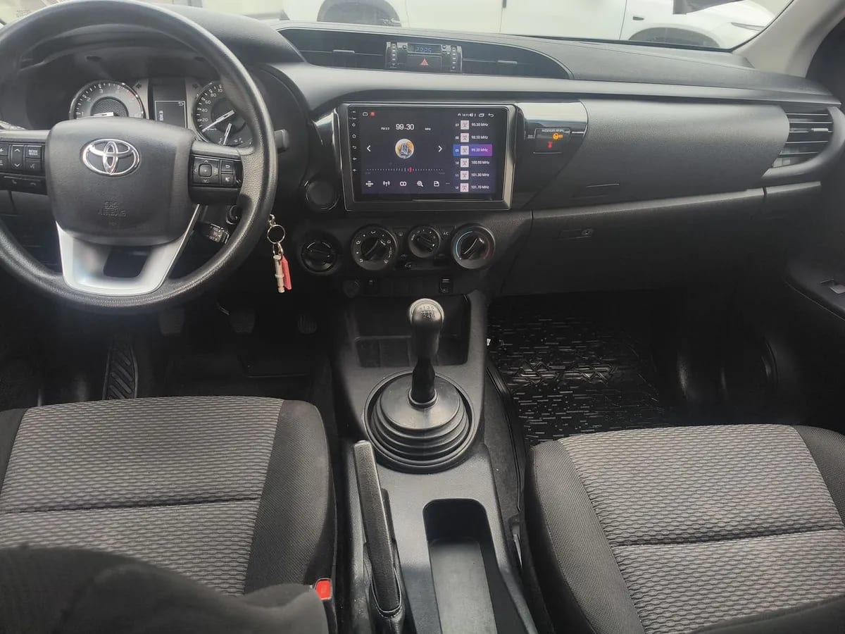 Toyota Hilux 2.4 Dx Diesel 4x4 Dob. Cab. 7ab Mt 4p año 2023