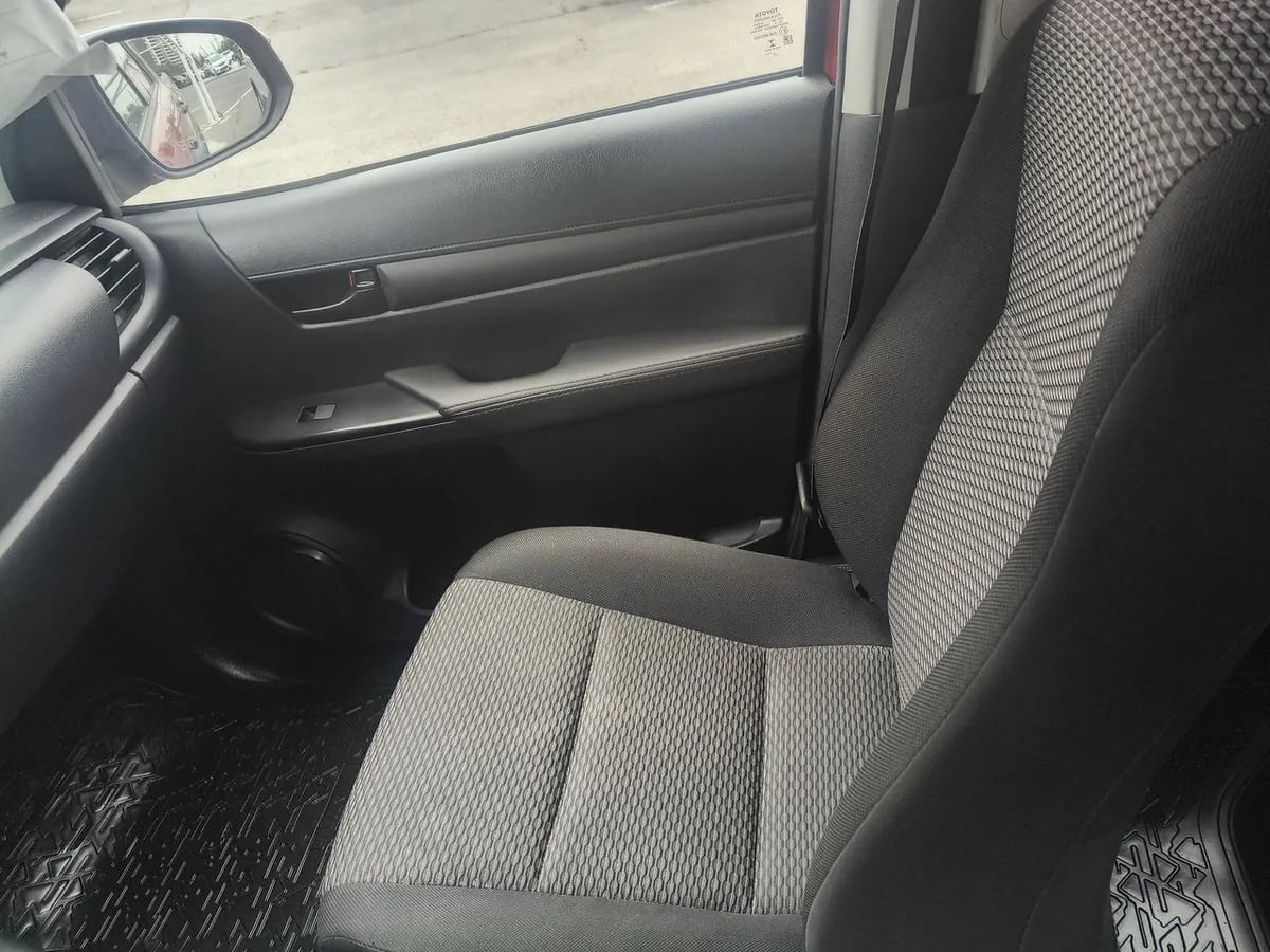 Toyota Hilux 2.4 Dx Diesel 4x4 Dob. Cab. 7ab Mt 4p año 2023