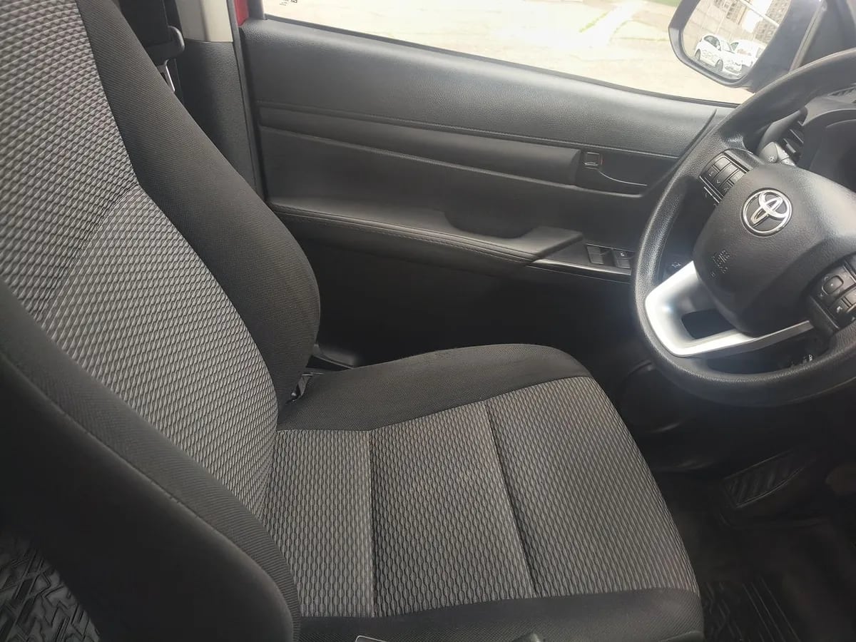 Toyota Hilux 2.4 Dx Diesel 4x4 Dob. Cab. 7ab Mt 4p año 2023