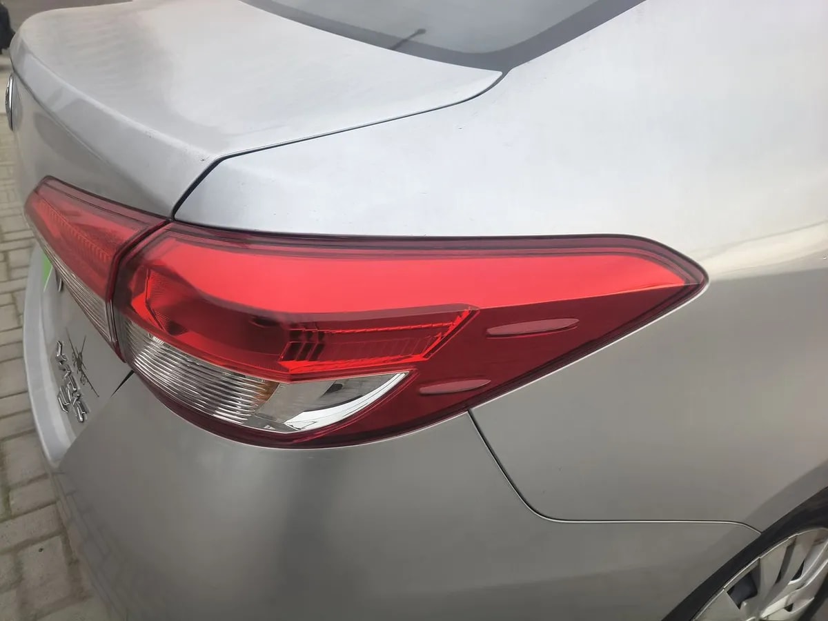 Toyota Yaris 1.5 Gli 4x2 Sdn Mt 4p año 2021
