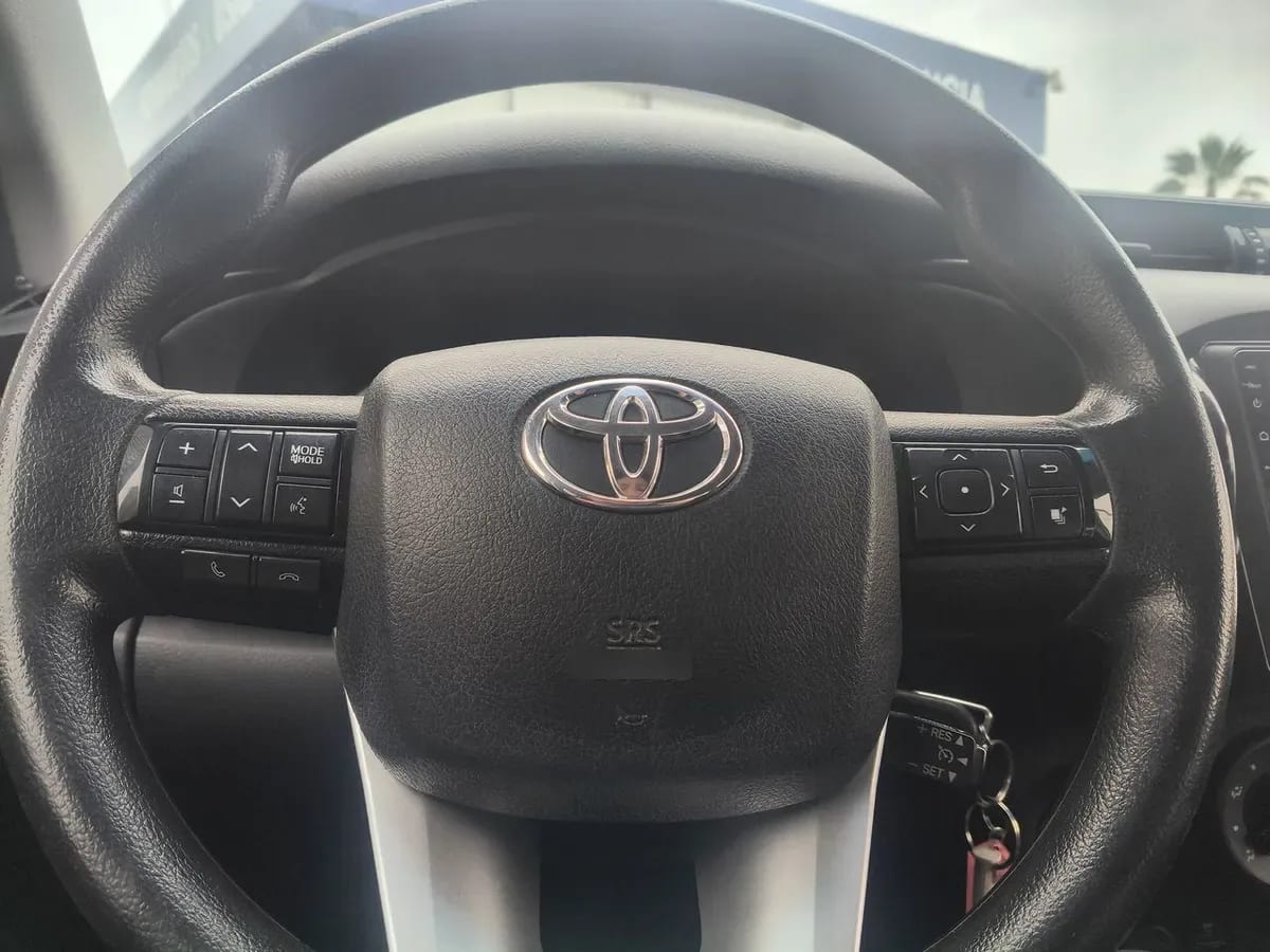 Toyota Hilux 2.4 Dx Diesel 4x4 Dob. Cab. 7ab Mt 4p año 2023