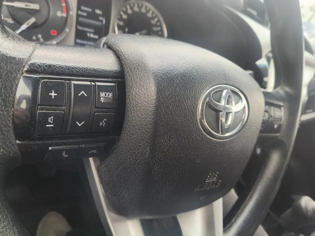 Toyota Hilux 2.4 Dx Diesel 4x4 Dob. Cab. 7ab Mt 4p año 2023