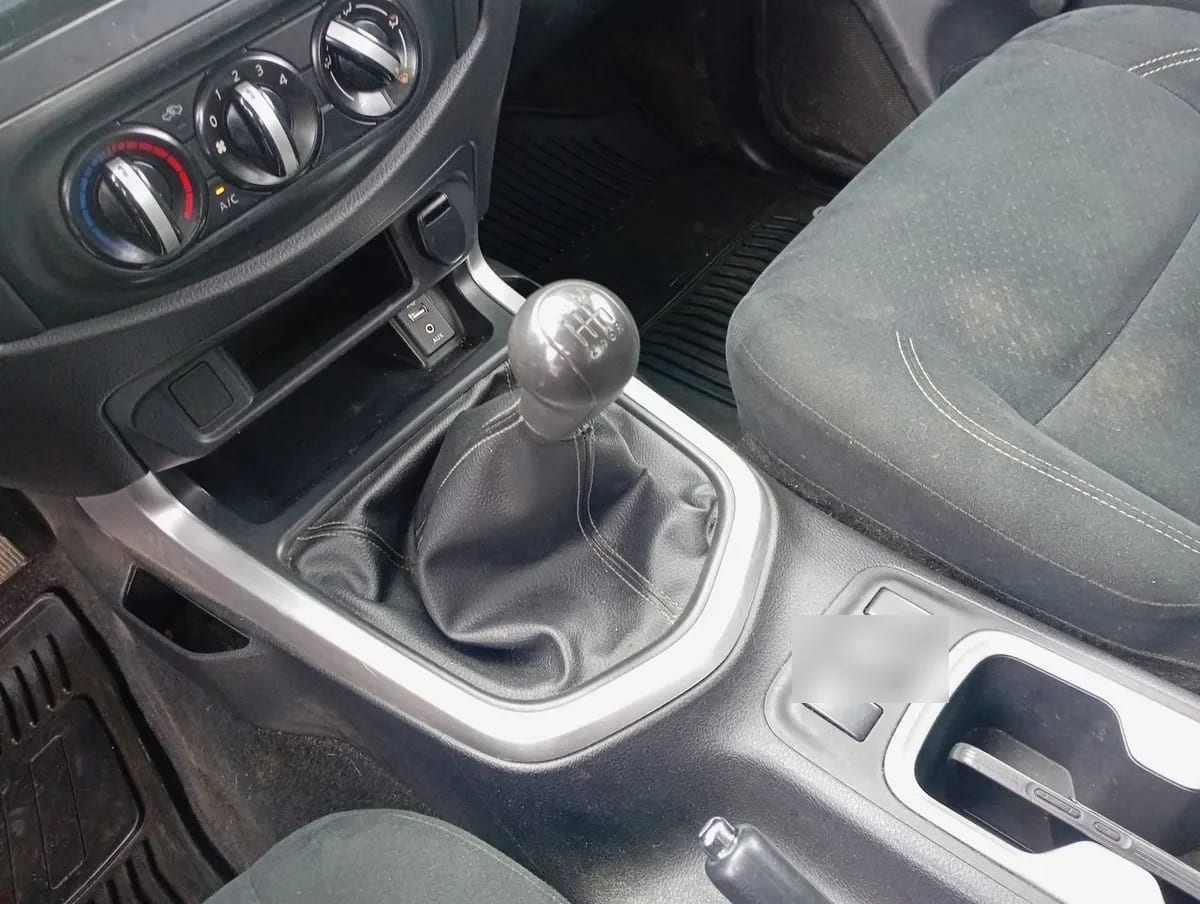 Nissan Np300 2.5 S 4x2 Dob. Cab. Mt 4p año 2018
