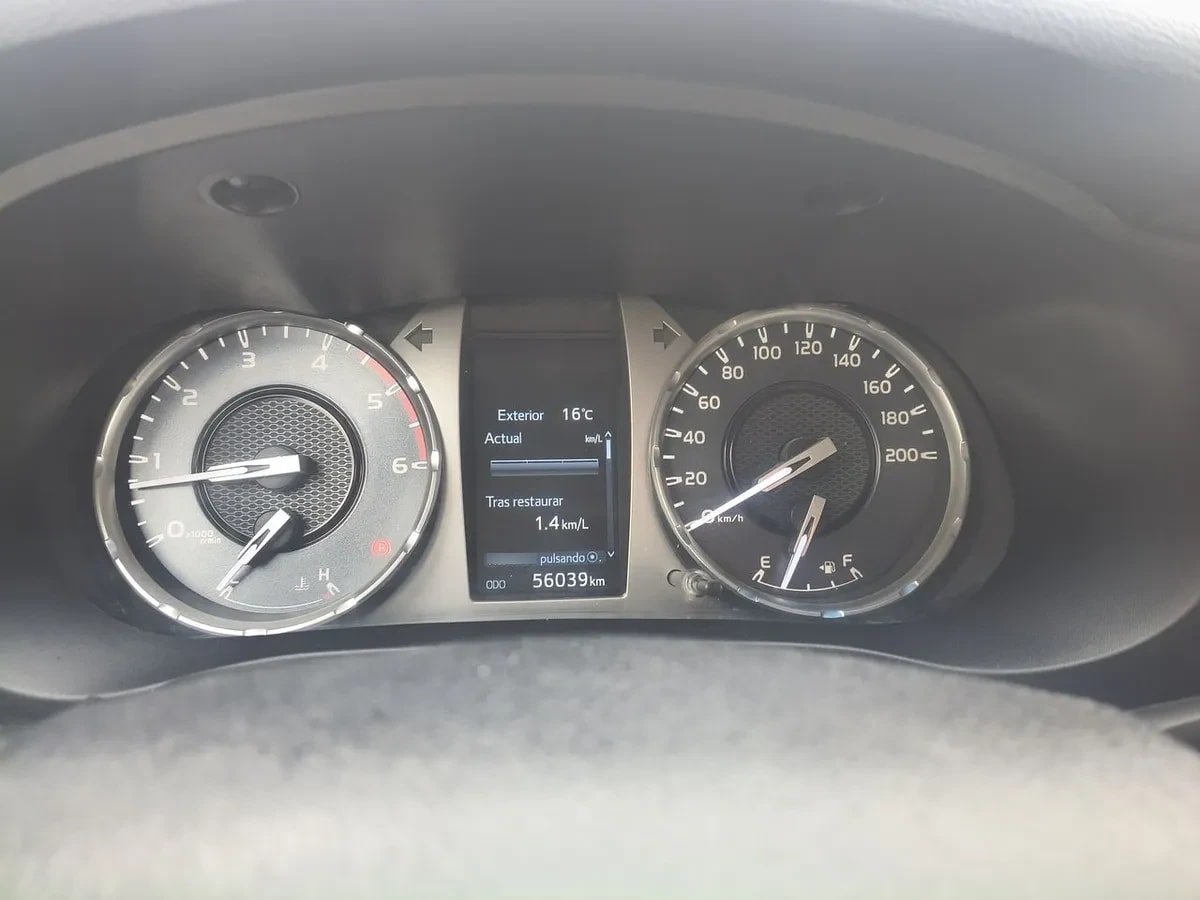 Toyota Hilux 2.4 Dx Diesel 4x4 Dob. Cab. 7ab Mt 4p año 2023