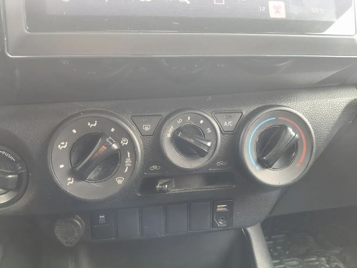 Toyota Hilux 2.4 Dx Diesel 4x4 Dob. Cab. 7ab Mt 4p año 2023