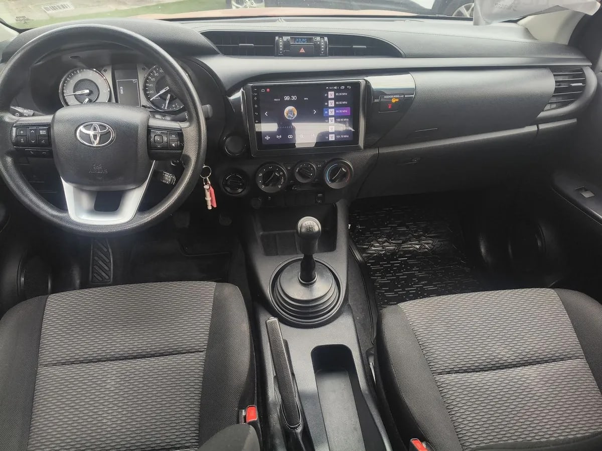Toyota Hilux 2.4 Dx Diesel 4x4 Dob. Cab. 7ab Mt 4p año 2023