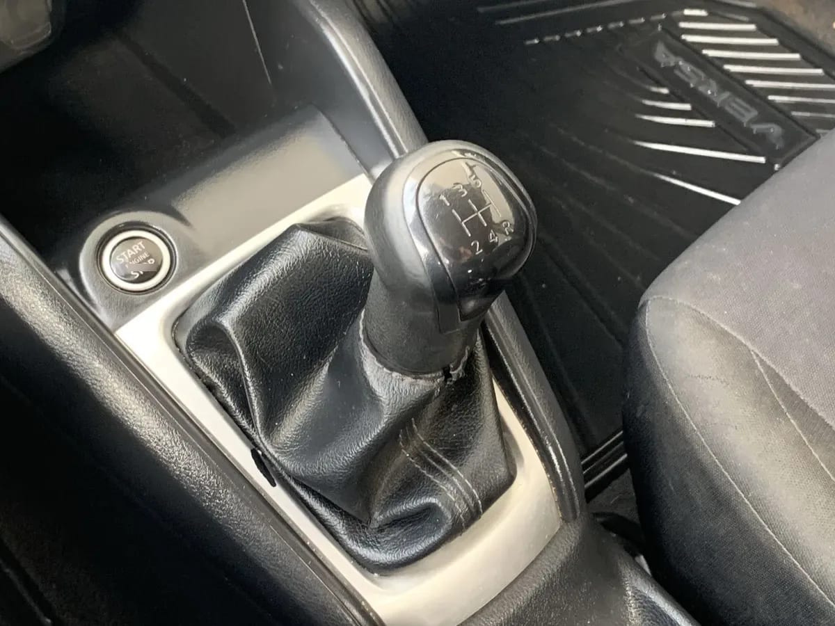 Nissan Versa 1.6 Sense 4x2 Mt 4p año 2022