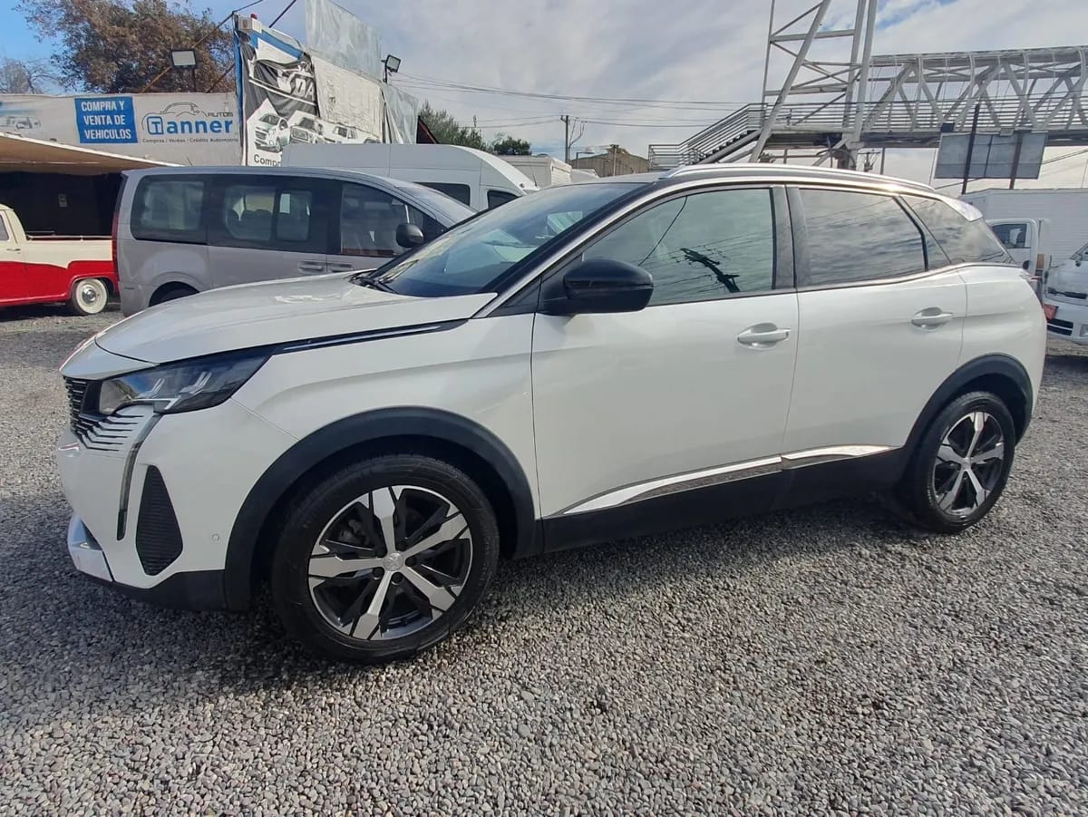 PEUGEOT 3008  año 2023